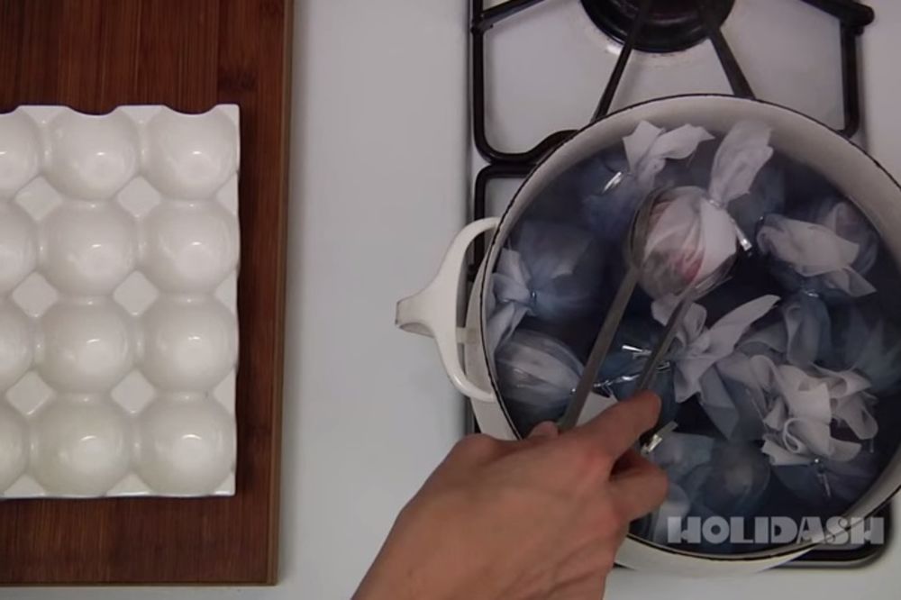 (VIDEO) Umotala je jaja u svilu, stavila u vodu i dobila nešto neverovatno!