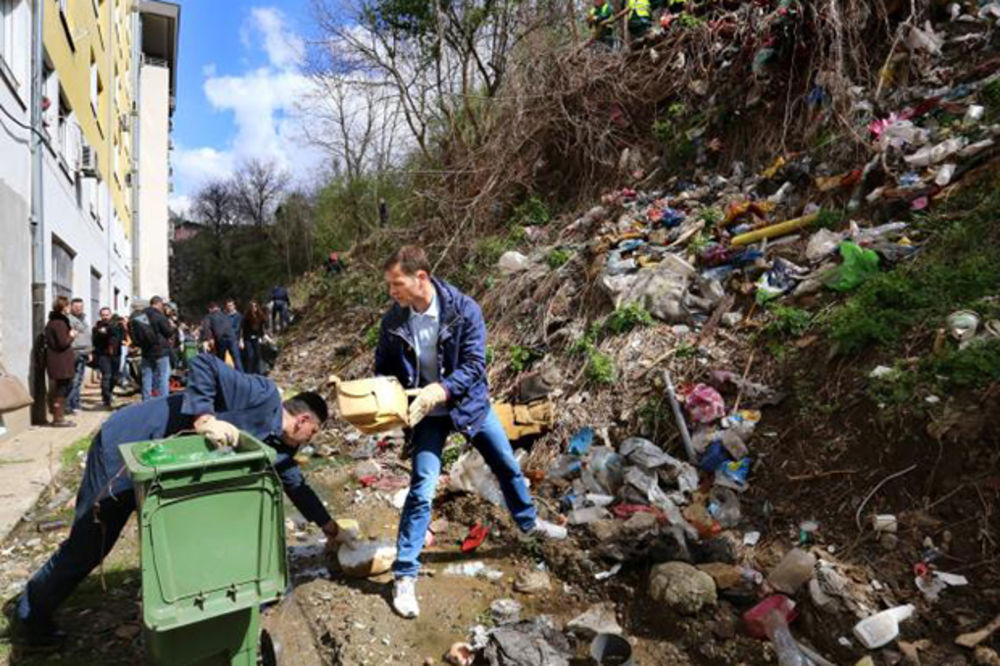 (KURIR TV) UDARNIČKI ZA LEPŠI BEOGRAD: Mali čistio divlju deponiju u Radničkoj