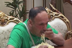 PRVI PUT PROBAO TESTENINE: Zmaj od Šipova rukama jeo špagete!