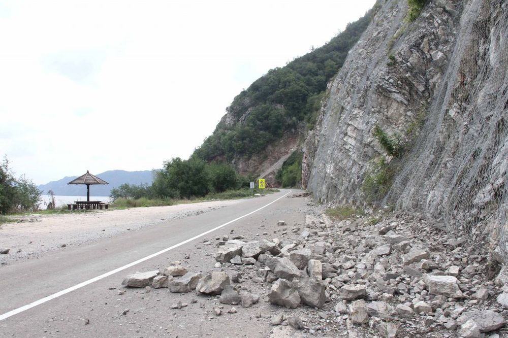 PRIBOJ: Brdo se obrušilo na automobil, troje povređeno