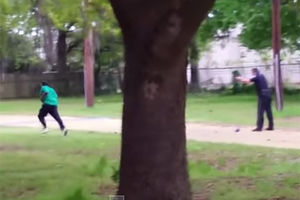 (VIDEO) PROLAZNIK SNIMIO UBISTVO: Američki policajac belac 8 puta pucao u leđa crncu!