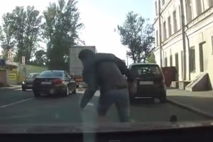 (VIDEO) PREVARE VEKA: Bacaju se pred automobile da prevare osiguranje, a ispadaju tragikomični