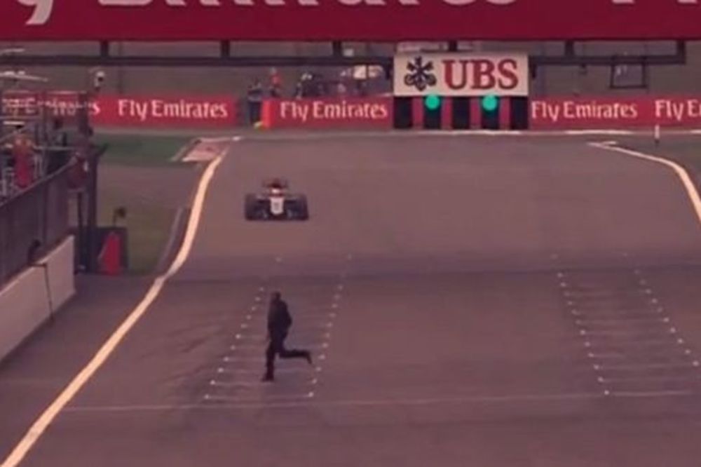 (VIDEO) ŽELEO DA SE PROVOZA: Navijač istrčao na put bolida Formula 1