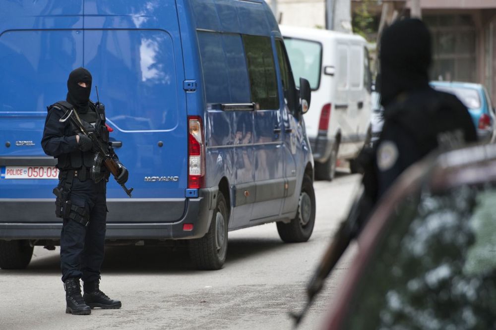 EKSPLOZIJA U ZUBINOM POTOKU: Bačena bomba na parking kosovske policije