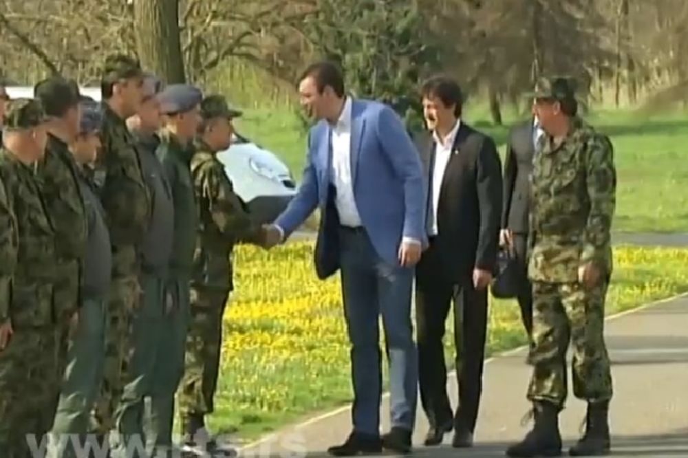 (VIDEO) RADNO I NA VASKRS: Vučić obišao aerodrom u Batajnici i najavio 2 nova vojna helikoptera