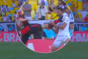 (VIDEO) START ZA ZATVOR: Fudbaler Flamenga kung fu potezom nokautirao protivničkog igrača!