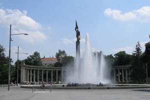 Venac Srbije na spomeniku Crvenoj armiji u Beču!