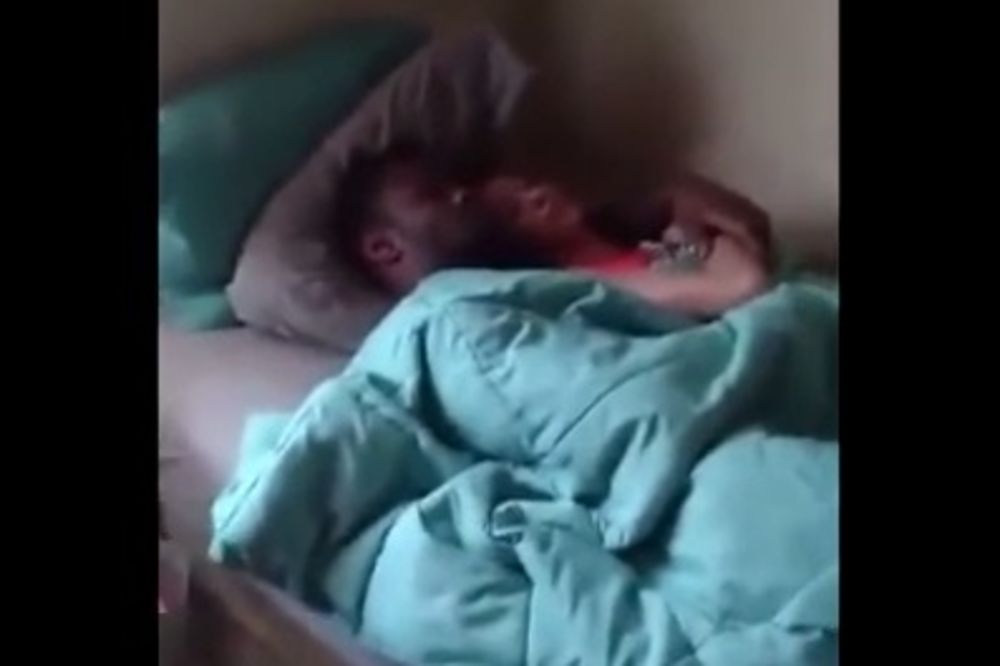 (VIDEO) Došao kući i zatekao ženu u krevetu sa crncem. Njihova reakcija će vas šokirati