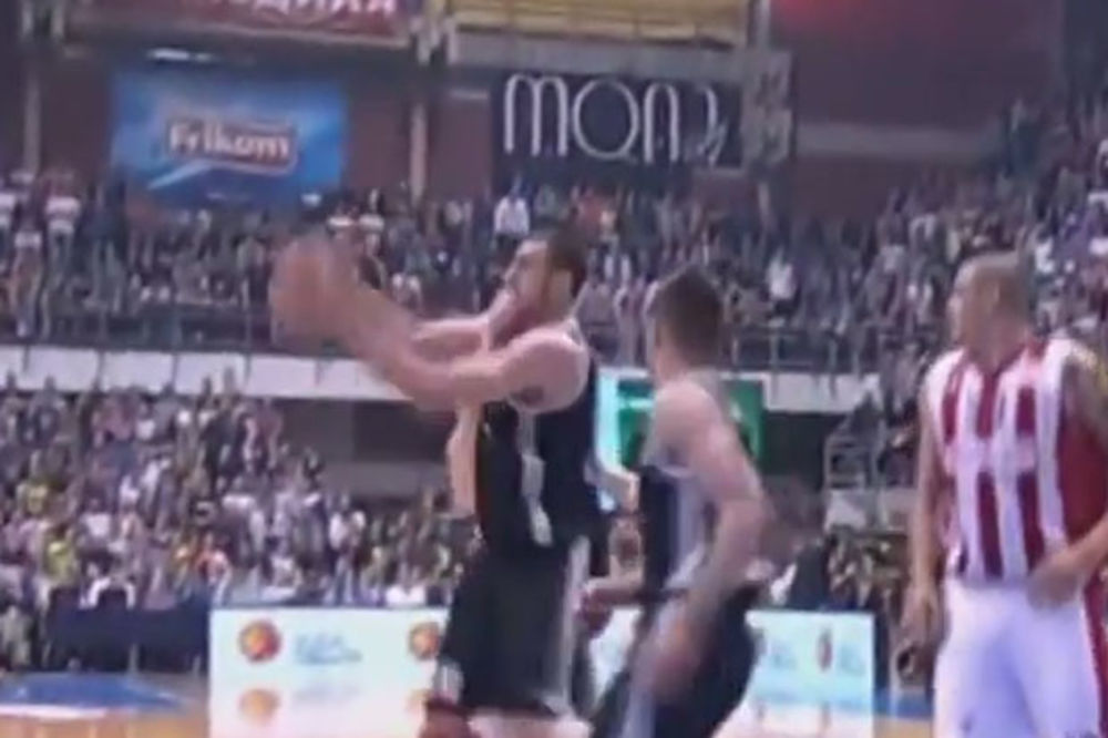 (VIDEO) Pogledajte duel Blažiča i Milutinova posle kojeg je igrač Zvezde povredio centra Partizana