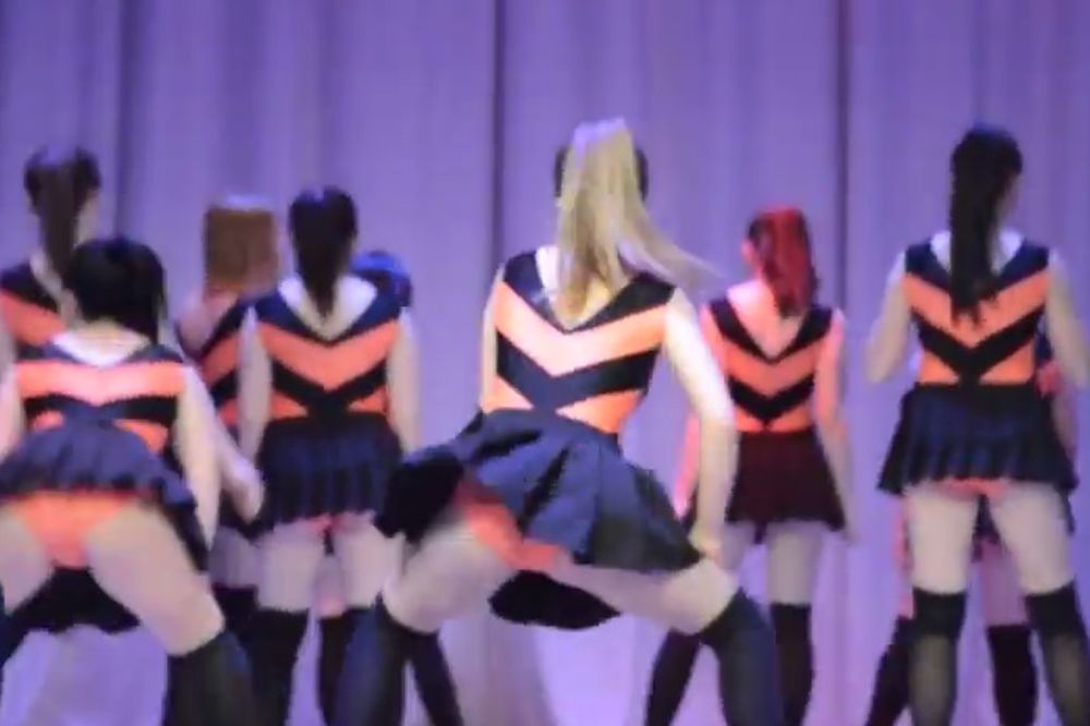 (VIDEO) BLUD I NEMORAL: Ruske tinejdžerke na školskoj priredbi igrale šokantnije od striptizeta