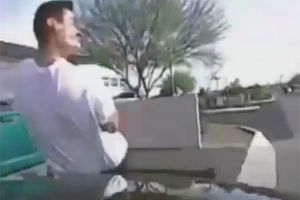 (UZNEMIRUJUĆI VIDEO) SVE PO ZAKONU: Američki policajac autom razbio pljačkaša i lansirao ga daleko