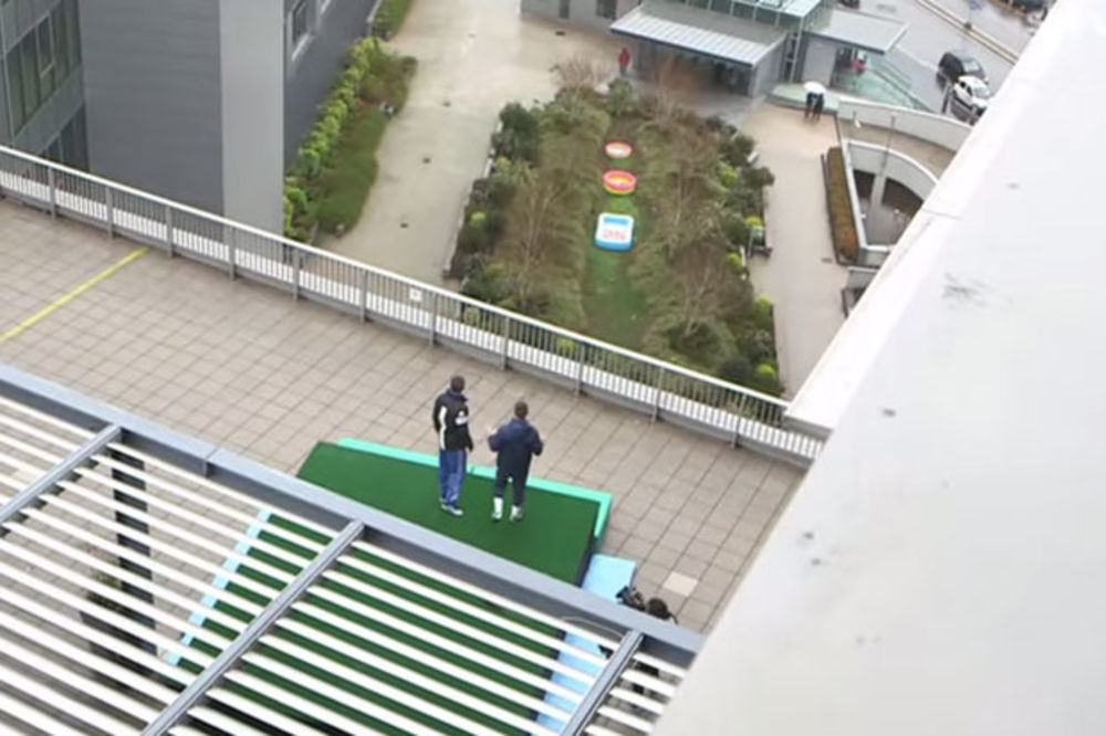 (VIDEO) OVO MOŽE SAMO SRBIN: Evo kako je Mihajlović sa krova zgrade ubacio loptu u bazen