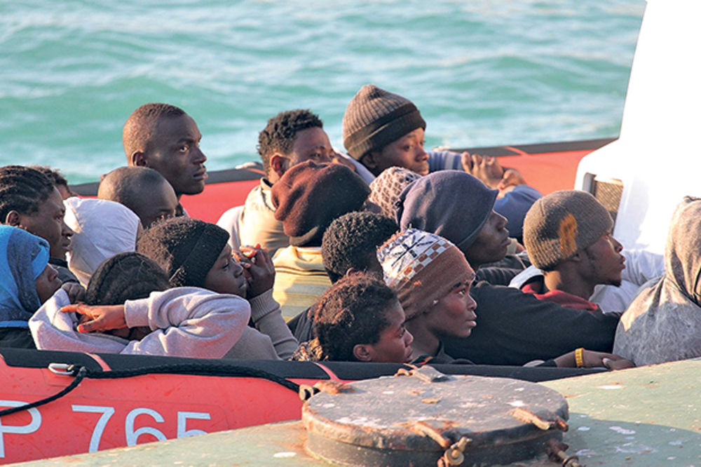 VEĆ IH JE 20 MRTVO: Poziv za pomoć sa broda koji sa 300 ljudi tone na Sredozemnom moru