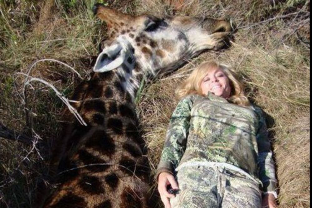 ZGROZILA SVET: Mislila je da je super ideja ubiti žirafu i slikati se pored nje sa osmehom