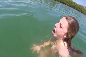 (VIDEO) JEZIVO: Devojka poludela od straha kada se našla oči u oči sa ogromnim morskim stvorenjem!
