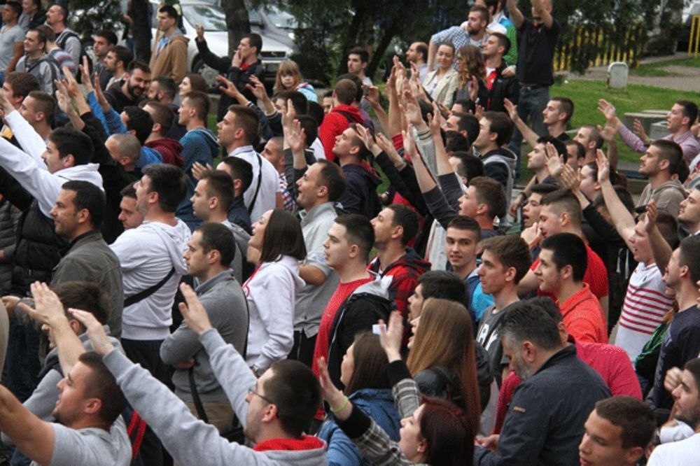 (FOTO, VIDEO) GRMELO ISPRED PIONIRA: Pogledajte kako su Delije podržale košarkaše pred Partizan