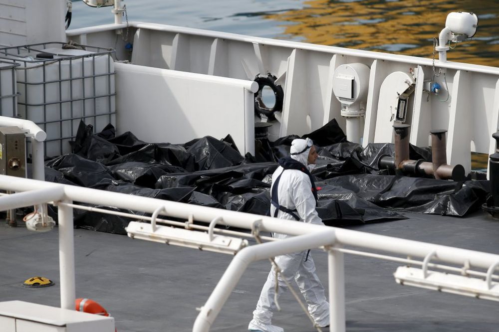 (VIDEO) NIJE IM BILO SPASA: 900 libijskih izbeglica krijumčari držali zaključane u utrobi broda