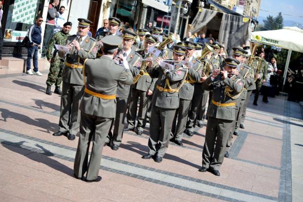 (FOTO) UOČI DANA VOJSKE SRBIJE: Vojni orkestar prodefileovao ulicma Niša