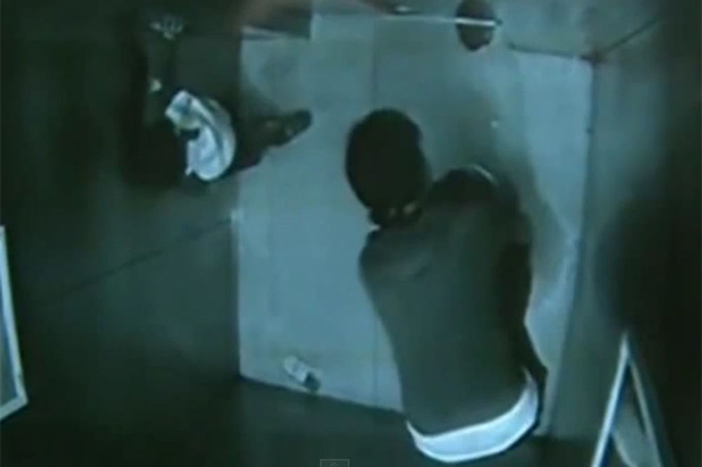 (VIDEO) BACIO MAJKU U SMRT: Nagla se nad okno lifta da nađe ključeve, a sinčić (2) je gurnuo