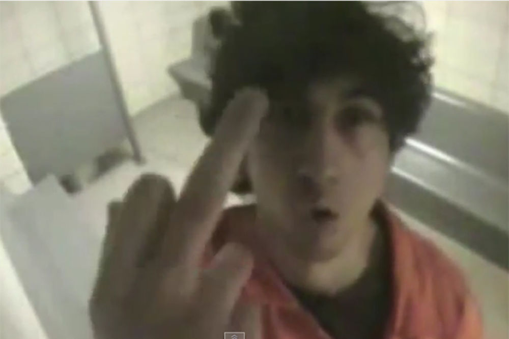 (VIDEO) OVO NIJE ZNAK KAJANJA: Bostonski bombaš Carnajev pokazao Americi srednji prst!