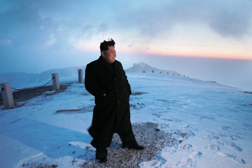 TO MOŽE SAMO VELIKI VOĐA: Kim Džong Un peške se popeo na planinu! (VIDEO)