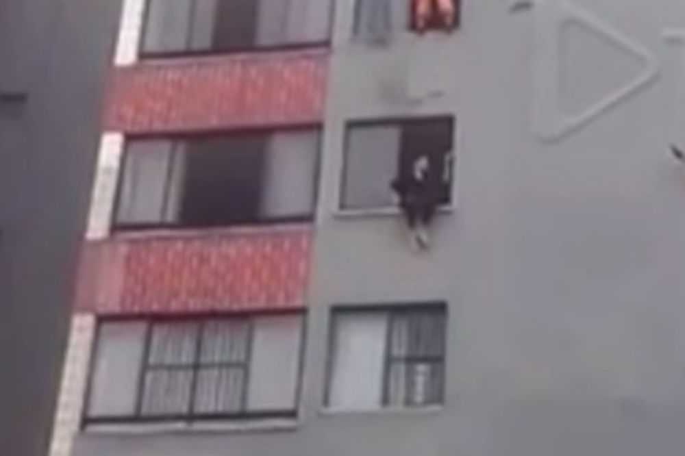 (VIDEO) ON JE HEROJ DANA: Pogledajte kako je vatrogasac sprečio ženu da skoči sa 10 sprata!