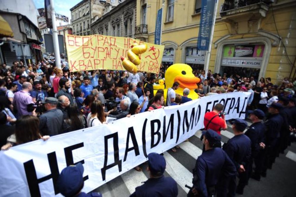 Oko 300 ljudi protestuje zbog projekta Beograd na vodi