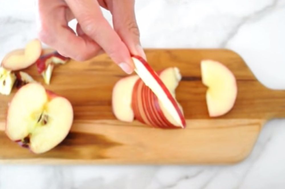 (VIDEO) Iseckala je jabuku na listiće i polila ih vodom. Ono što je napravila će vas raspametiti