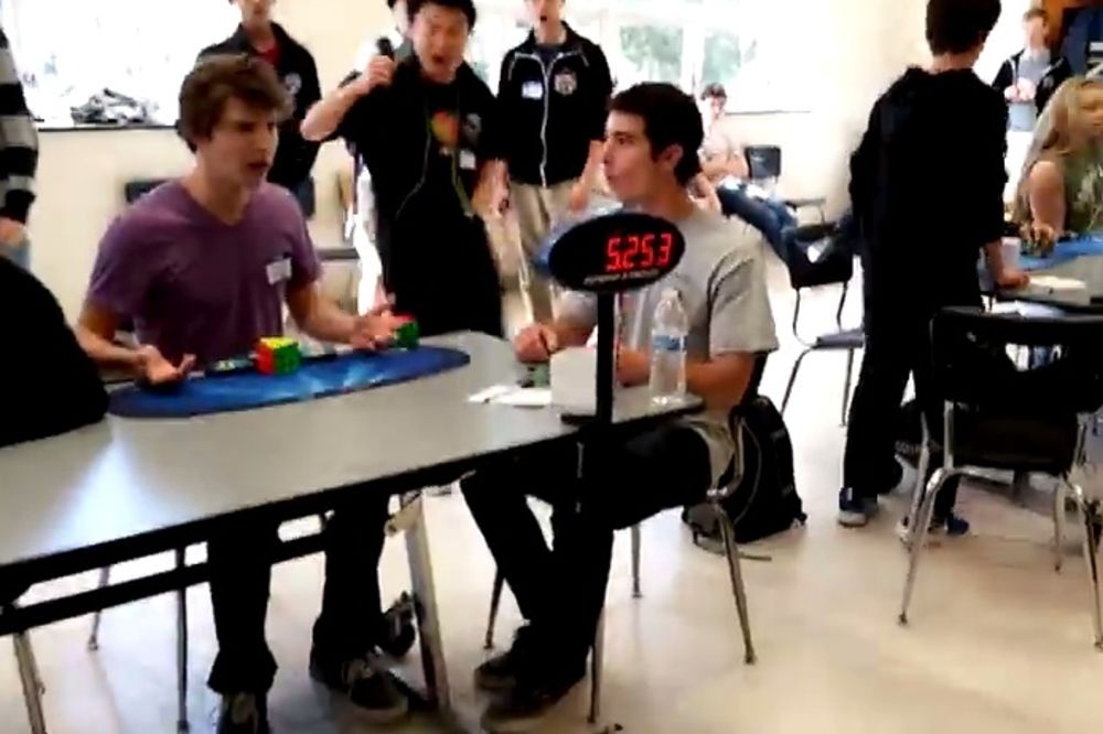 (VIDEO) PAO SVETSKI REKORD: Pogledajte tinejdžer složio Rubikovu kocku za 5,25 sekundi!