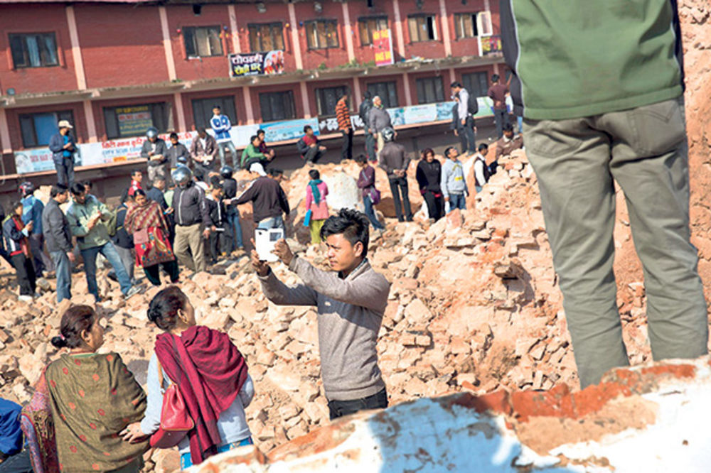 SRAMOTA TURISTA U NEPALU: Prave selfije nad mrtvima!
