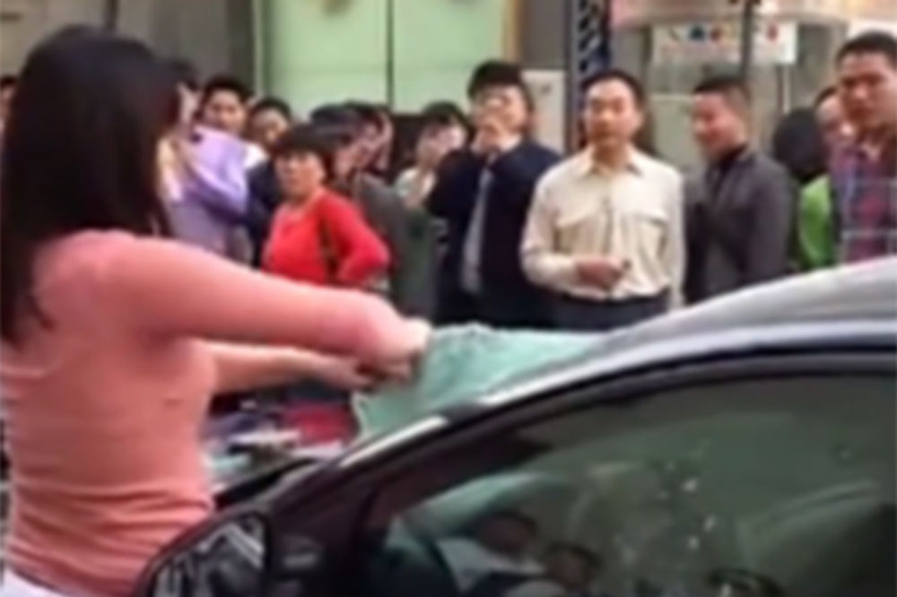 (VIDEO) OSVETA NEVERNOM MUŽU: Golim rukama mu iščupala šoferšajbnu, a da vidite šta je njemu uradila