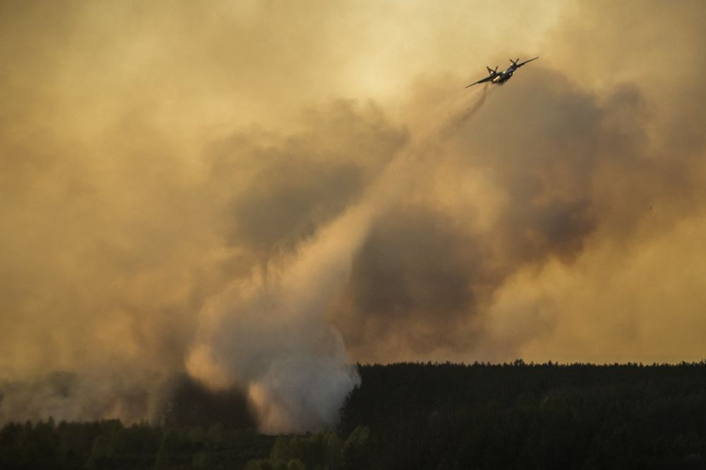 UKRAJINA NA NOGAMA: Zaustavljena vatrena stihija blizu Černobilja! Strahuje se od posledica požara