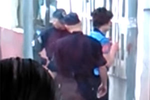 VIDEO AKCIJA POLICIJE U BEOGRADU: Interventna u tramvaju uhapsila mladića (20) zbog grafita