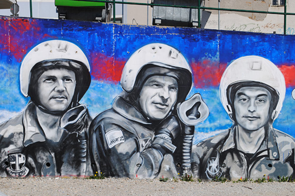 SRCE HEROJA ZAUVEK ŽIVI: Ogromni mural u centru Užica sa likovima pilota Zorana, Milenka i Živote!