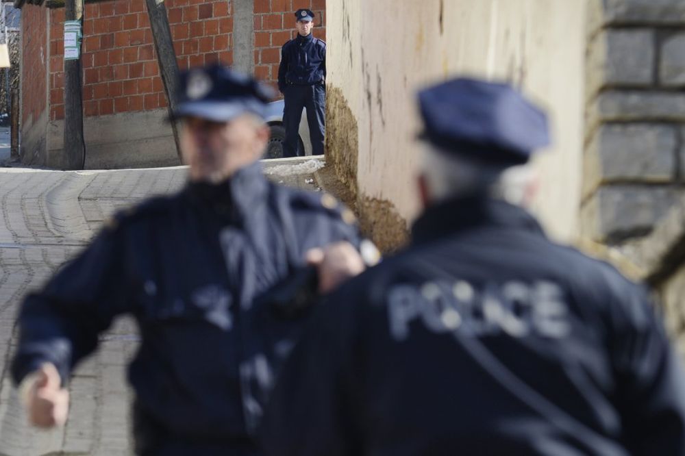 ZUBIN POTOK: Bombom i mecima na kuću policajca Srbina