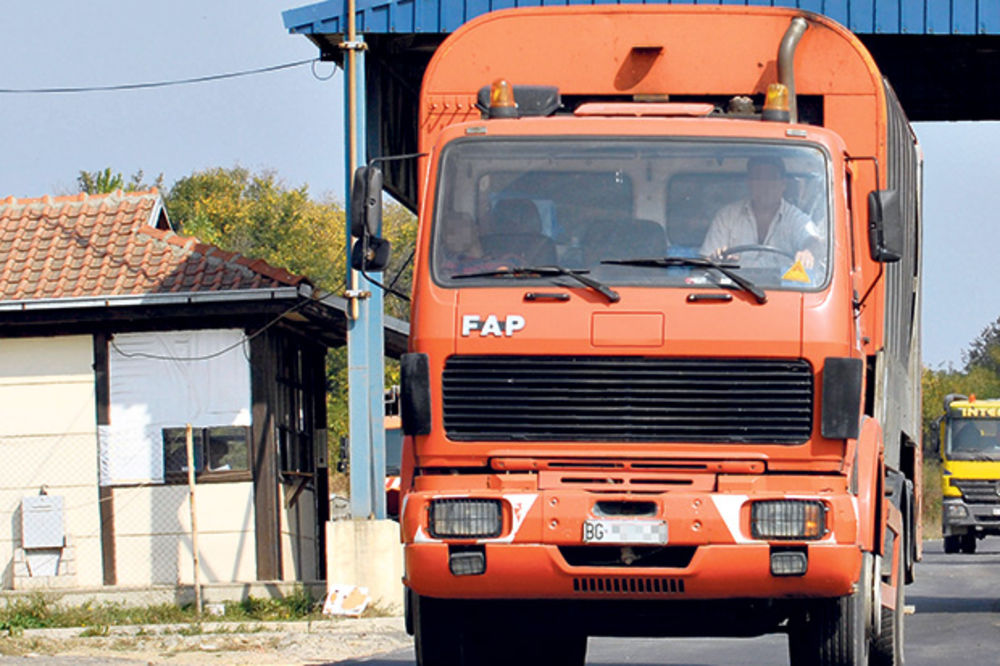 DOGOVOR: Priština sutra ukida blokadu za kamione iz Srbije