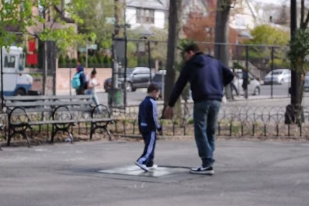 (VIDEO) MAME I TATE, OPREZ: Evo koliko je lako oteti malo dete dok je sa vama u parku