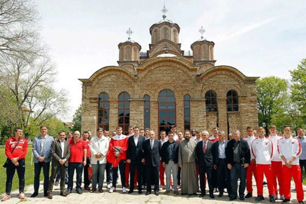 (FOTO) CRVENO-BELI U GRAČANICI: Srbi sa Kosova dočekali Zvezdu