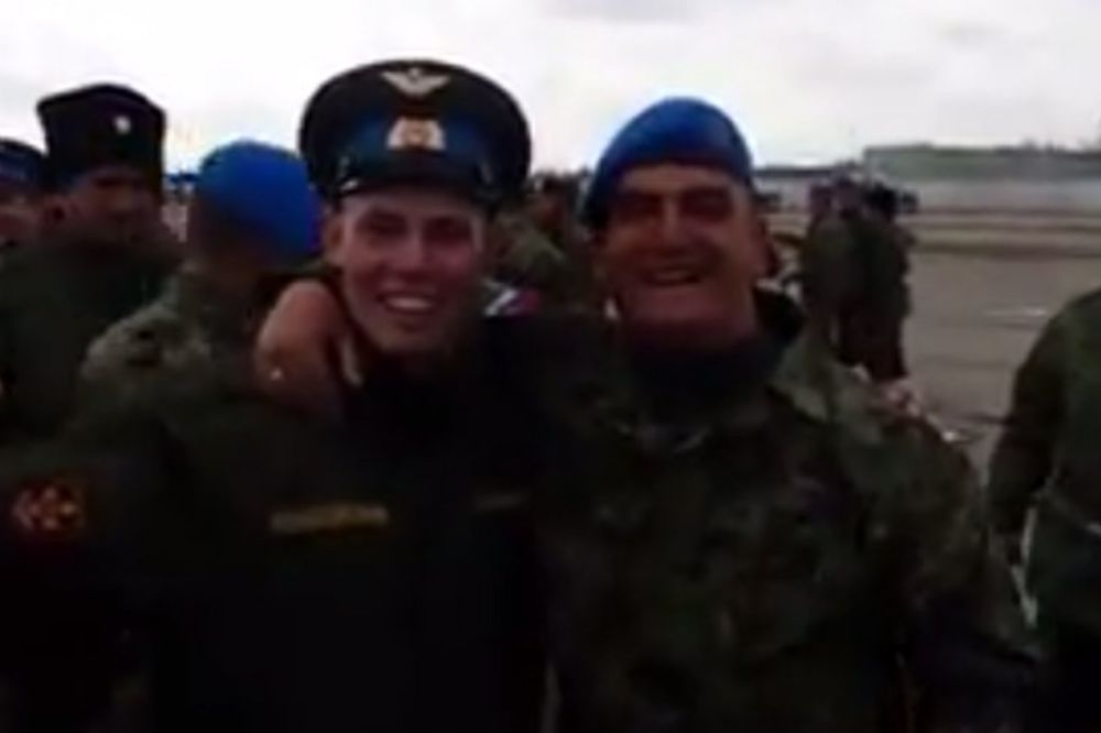 (VIDEO) CRVENO-BELA BRAĆA: Srpski i ruski vojnici pevaju Zvezdinu pesmu