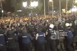 HAOS U SKOPLJU: Demonstranti uzvikuju ubice, ubice! Sprečen pokušaj upada u Vladu! (VIDEO)