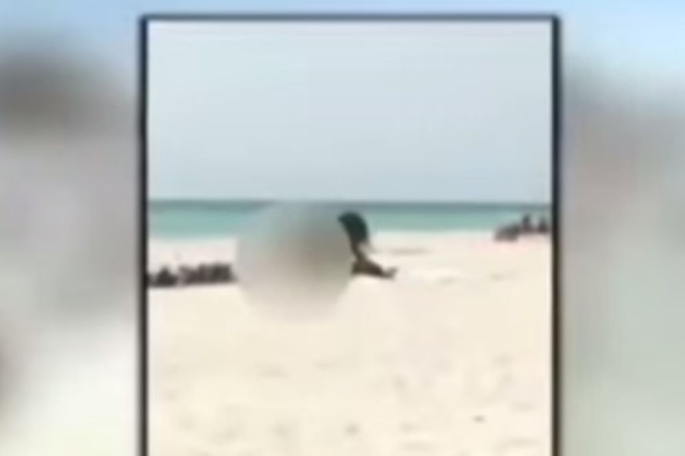 (VIDEO) Imali su seks na plaži pred decom, a sada im preti kazna