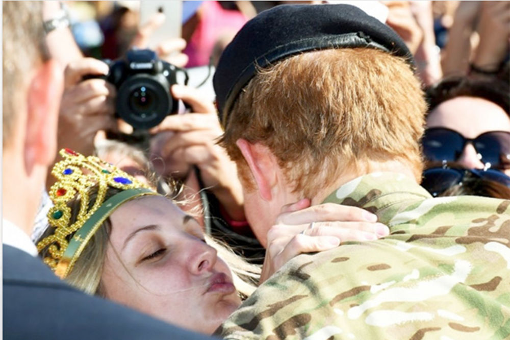 Samo da se uda za princa: Poljubila Harija u usta nakon tri prosidbe! (FOTO, VIDEO)