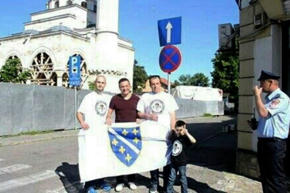 PROVOKACIJA: Predsednik Bošnjačkog pokreta za ravnopravnost sa ratnom zastavom BiH u Prijedoru!