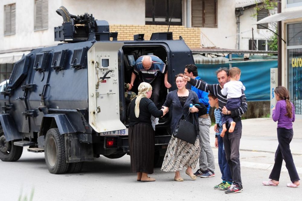 (FOTO, VIDEO) Pogledajte kako je makedonska policija evakuisala ugroženo albansko stanovništvo!
