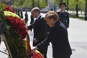 DAN POSLE: Vladimir Putin i Angela Merkel položili vence na Spomenik neznanom junaku