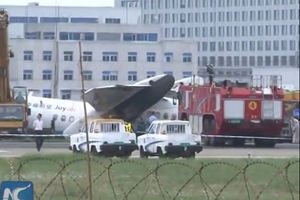 (VIDEO) ZAMALO TRAGEDIJA: Kineski avion skliznuo s piste, 5 putnika povređeno