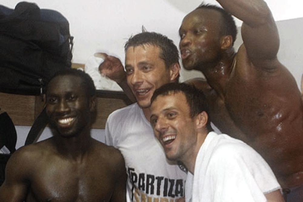 (VIDEO, FOTO) CRNO-BELA FEŠTA: Pogledajte kako su Grobari slavili titulu Partizana 2008. u Kruševcu