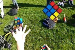 (VIDEO) KAD SMO KOD NEPOTREBNIH TALENATA: On rešava tri Rubikove kocke dok ih žonglira!