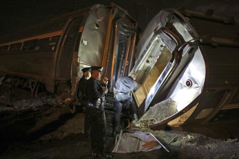 ISKOČIO VOZ IZ ŠINA: Teška železnička nesreća u Filadelfiji, poginulo sedmoro