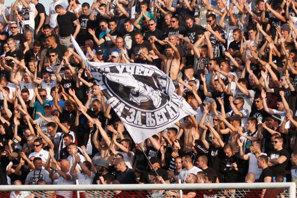 DIRLJIVA SCENA NA JUGU: Ovo je najverniji navijač Partizana!
